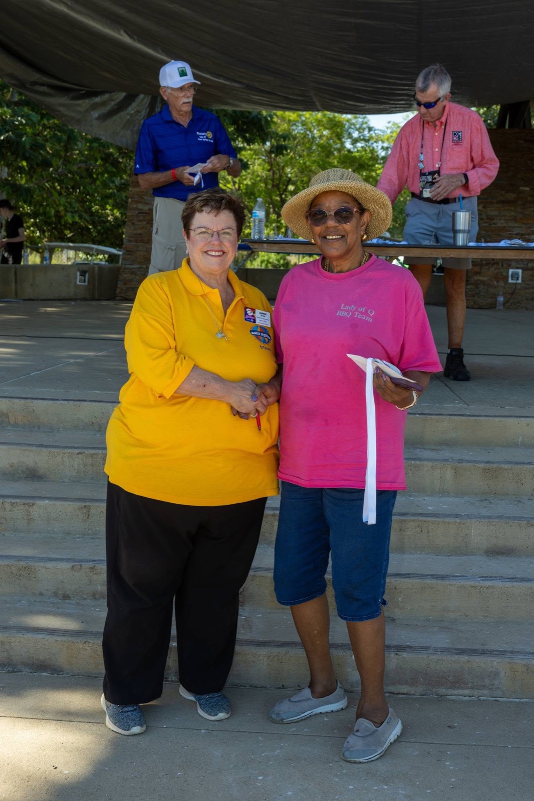 DG Jamie Zinn presents an award to a Lady of Q BBQ team member at the iGNITE Festival